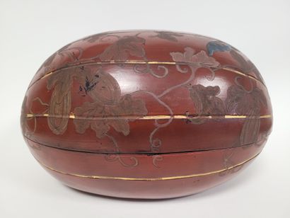 null CHINE, fin XIXe / début XXe siècle
Boîte en forme de melon d'eau en bois laqué...