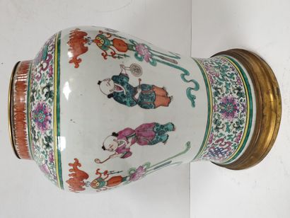 null CHINE, XIXe siècle
Vase balustre en porcelaine émaillée à décor polychrome de...