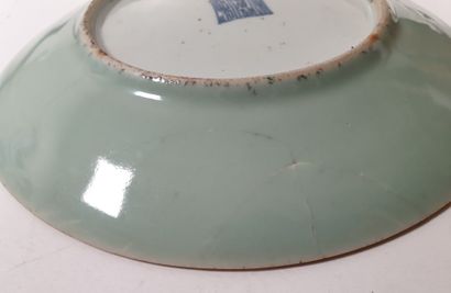 null CHINE, Canton, XIXe siècle
Paire d'assiettes en porcelaine céladon à décor polychrome...