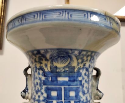 null CHINE, XXe siècle
Vase en porcelaine à décor bleu blanc du caractère de double...