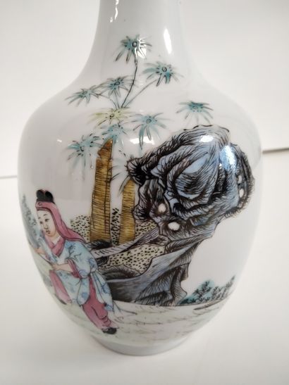 null CHINE, Époque de la République - Minguo (1912-1949)
Vase de forme suan tou ping...