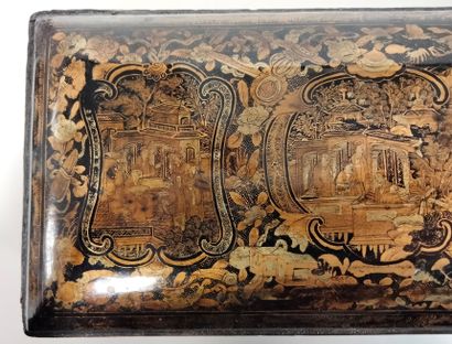 null CHINE, Canton, XIXe siècle
Boîte rectangulaire à rouleaux en laque noir et or,...