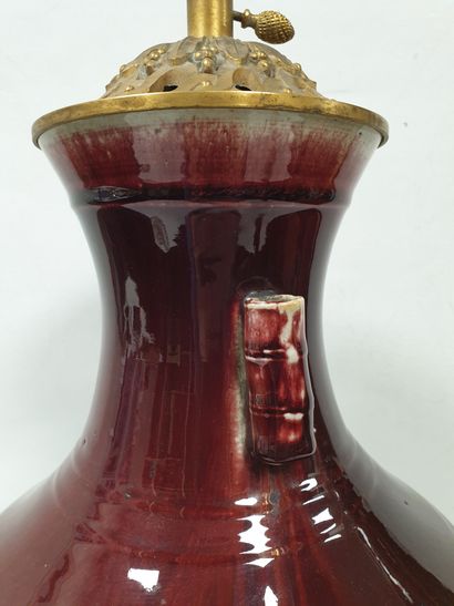 null CHINE, fin XIXe / début XXe siècle
Vase en porcelaine à col évasé à décor émaillé...