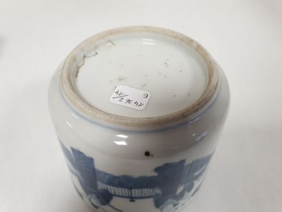 null CHINE, XIXe siècle
Petit porte-pinceaux de forme cylindrique en porcelaine à...