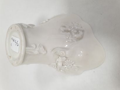 null CHINE, XIXe siècle
Coupe libatoire en porcelaine émaillée blanc à décor en relief...