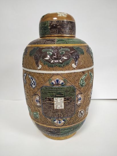 null CHINE, XXe siècle
Vase couvert en céramique émaillée jaune, vert et aubergine,...