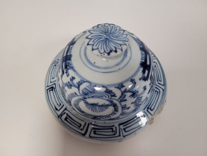 null CHINE, XXe siècle
Paire de potiches couvertes en porcelaine à décor bleu blanc...