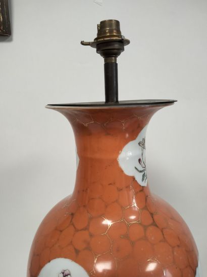 null CHINE, début XXe siècle
Vase balustre en porcelaine émaillée polychrome à décor...