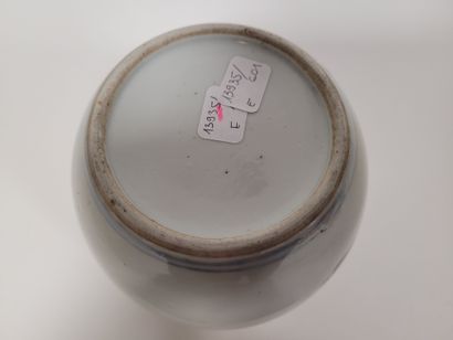 null CHINE, XIXe siècle
Pot à gingembre en porcelaine à décor bleu blanc de personnnages...