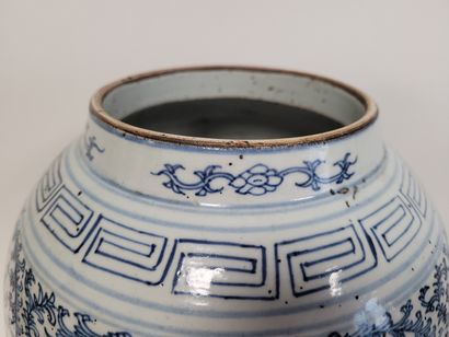 null CHINE, XXe siècle
Paire de potiches couvertes en porcelaine à décor bleu blanc...