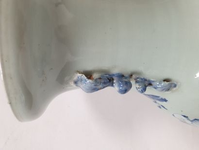 null CHINE, vers 1900
Vase en porcelaine à décor bleu et blanc de lettrés sur fond...