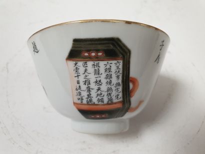 null CHINE, XIXe siècle
Paire de petits bols en porcelaine à décor polychrome de...