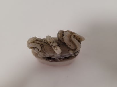 null CHINE, XXe siècle
Ensemble de quatre objets en jade dont un pendentif en forme...