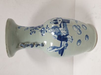 null CHINE, vers 1900
Vase en porcelaine à décor bleu et blanc de lettrés sur fond...