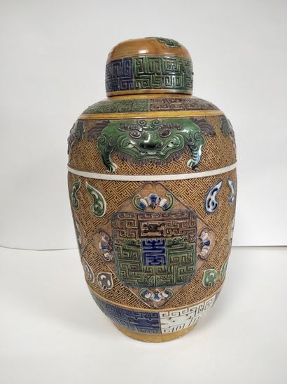 null CHINE, XXe siècle
Vase couvert en céramique émaillée jaune, vert et aubergine,...
