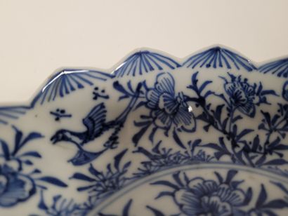 null 
CHINE, XIXe siècle

Coupe polylobée en porcelaine à décor bleu blanc d'oiseaux...