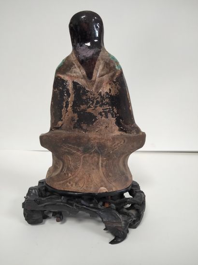 null CHINE, style MING
Statuette en terre cuite émaillée polychrome de Guandi assis...