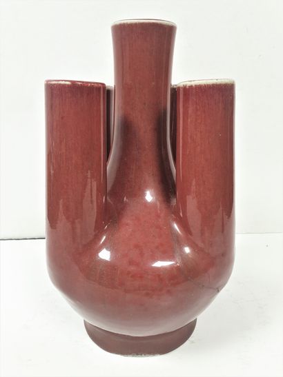 null CHINE, XIXe siècle
Vase tulipière en grès émaillé sang de boeuf.
Hauteur : 30...