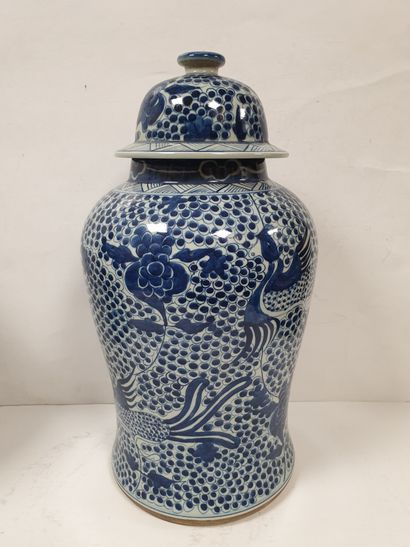 null CHINE, XXe siècle
Paire de jarres balustres couvertes en porcelaine bleu blanc...