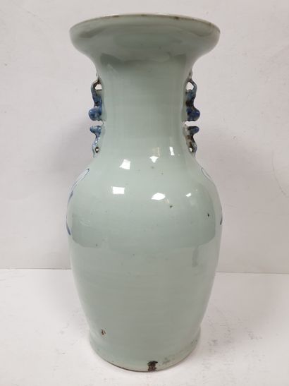 null CHINE, vers 1900
Vase en porcelaine à décor bleu et blanc de lettrés sur fond...