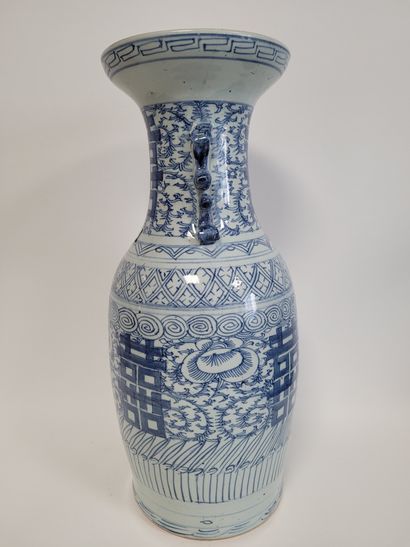 null CHINE, XXe siècle
Paire de vases en porcelaine à décor bleu blanc de caractères...