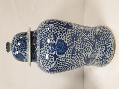 null CHINE, XXe siècle
Paire de jarres balustres couvertes en porcelaine bleu blanc...