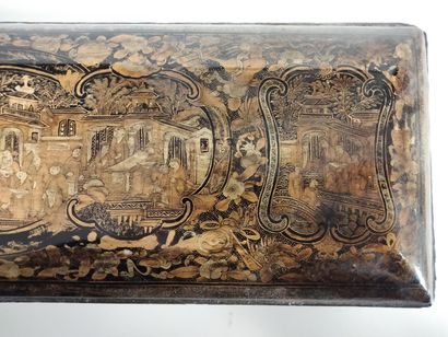 null CHINE, Canton, XIXe siècle
Boîte rectangulaire à rouleaux en laque noir et or,...