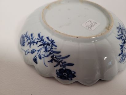null 
CHINE, XIXe siècle

Coupe polylobée en porcelaine à décor bleu blanc d'oiseaux...