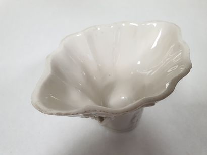 null CHINE, XIXe siècle
Coupe libatoire en porcelaine émaillée blanc à décor en relief...