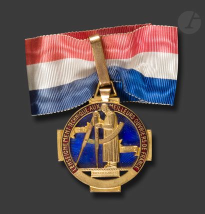 null FRANCE 
Badge of best worker of France (M.O.F) in gilt bronze and enamel. Tricolour...