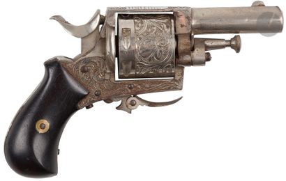 null Revolver British Bull-dog, six coups, calibre 320. 
Finition nickelée et ciselée....