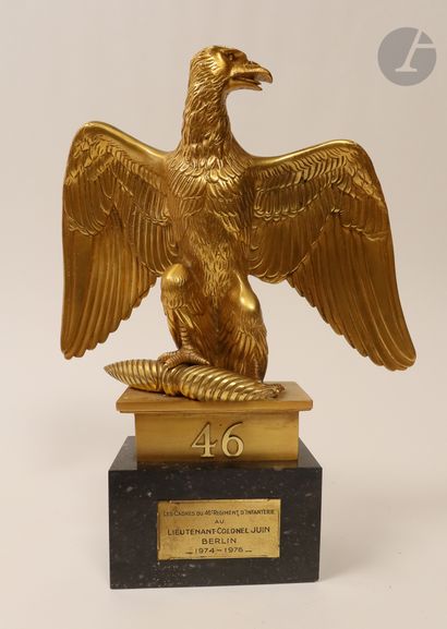 null Gilt bronze subject representing an eagle with spread wings, in the manner of...