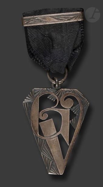 null France. Aristide COLOTTE (1885-1959)
Médaille en argent ciselé et gravé au monogramme...
