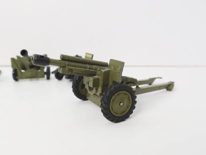 null 
DINKY TOYS

Set of 9 military machines, without box:

- Battle lines, 105 mm...