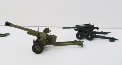 null 
DINKY TOYS

Set of 9 military machines, without box:

- Battle lines, 105 mm...