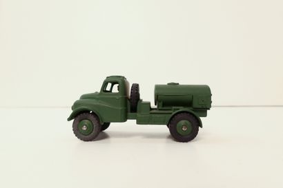 null DINKY TOYS 

Ensemble de 5 véhicules militaires : 

- Jeep Hotchkiss Willys,...