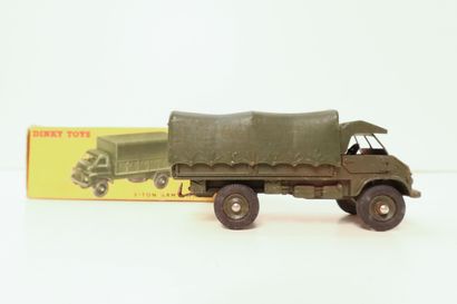 null DINKY TOYS 

Ensemble de 2 véhicules militaires : 

- 3-ton army wagon, ref....