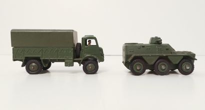 null DINKY TOYS 

Ensemble de 6 véhicules militaires sans boîte : 

- AML Panhard,...