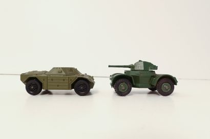 null DINKY TOYS 

Ensemble de 6 véhicules militaires sans boîte : 

- AML Panhard,...