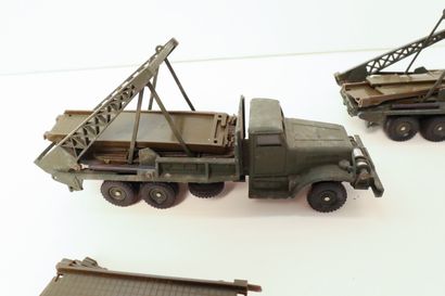 null DINKY SUPERTOYS 

Set of 2 military vehicles without box: 

- Brockway with...