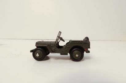 null DINKY TOYS 

Ensemble de 5 véhicules militaires : 

- Jeep Hotchkiss Willys,...