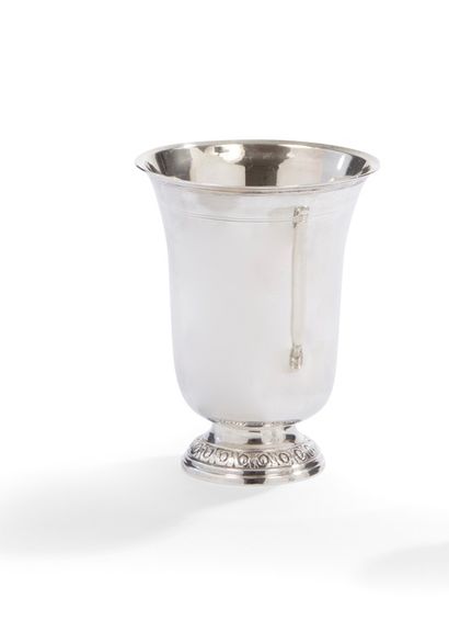 null PARIS 1762 - 1768
Timbale tulipe en argent sur piédouche mouluré d’une frise...