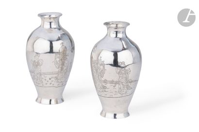 null JAPON
Paire de petits vases de forme balustre en argent, gravée d’une scène...