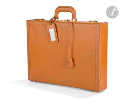 null HERMES Paris Made in France
Attaché case en porc gold (quelques traces), garniture...