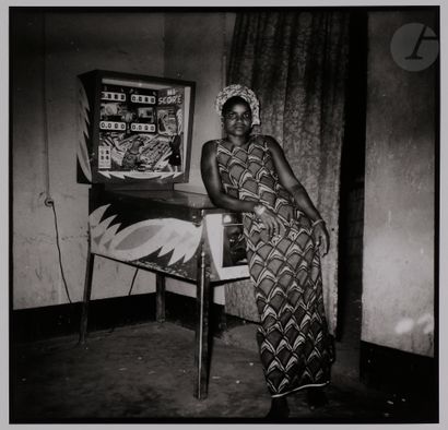 null Philippe Koudjina (1940-2014) 
Niamey. Niger, c. 1960-1970. 
Jeune fille accoudée...