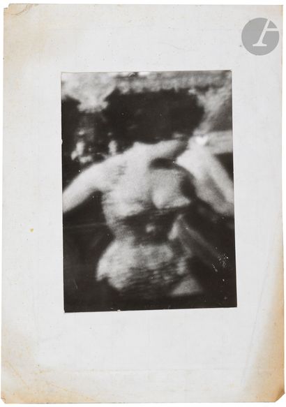 null Miroslav Tichy (1926-2011) 
Sans titre, c. 1960-1970. 
[Femme au corset]. 
Épreuve...