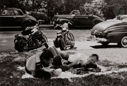 null Pierre Boulat (1924-1998)
Le repos des bikers. Los Angeles, 1946. 
Épreuve argentique...
