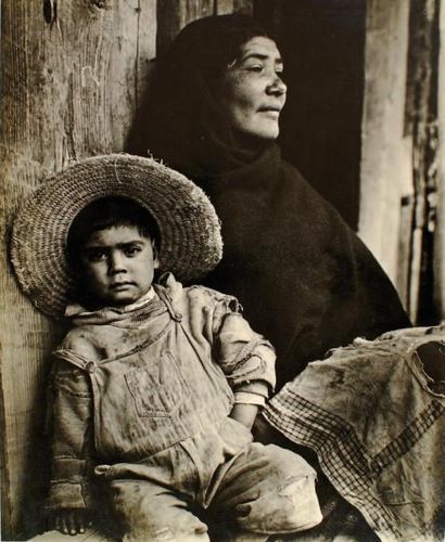 Anton Bruehl (1900-1982) Mexico, 1933. Une mère et son enfant. Epreuve argentique...
