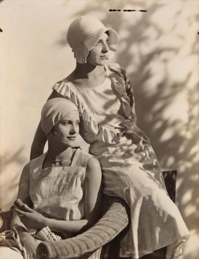 null Lee Miller et Agneta Fischer, c. 1927. Epreuve argentique d'époque (pliure au...