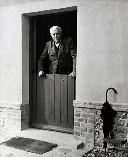 Robert Doisneau (1912-1994) Georges Braque à Varengeville, 1953. (Le parapluie)....